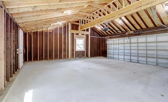 Building Photo - Beautifully remodeled 4-bedroom, 2-bath ho...