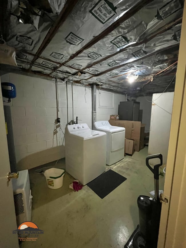 Building Photo - 3 Bedroom Home with Carport in Blacksburg