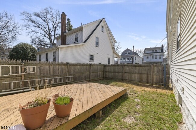 Building Photo - 7 Rosedale Ave