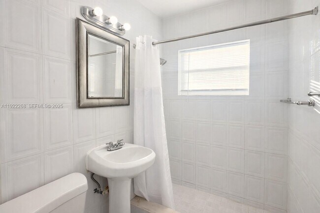 Building Photo - 1525 NE 110th Terrace