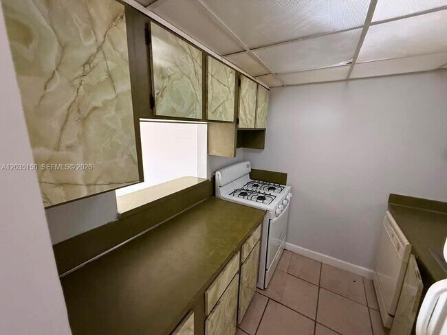 Building Photo - 1255 W 53rd St
