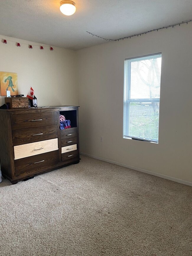 Building Photo - 4 Bedroom Duplex. Close to Campus and Down...