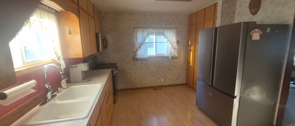 Building Photo - 1305 3rd Ave W