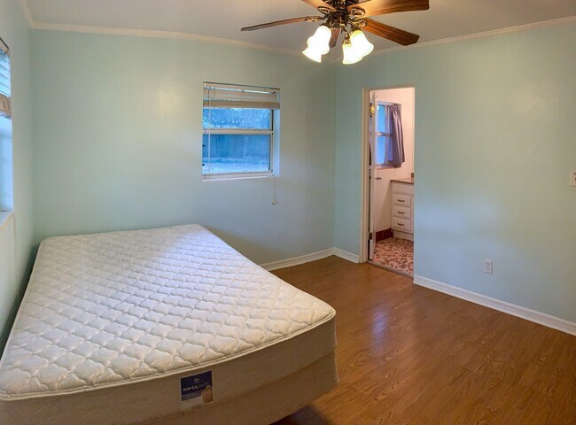 Building Photo - 3/2 House Walking Distance to UF & Law Sch...