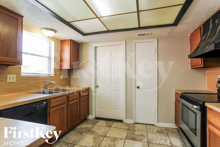 Building Photo - 16710 Lonesome Quail Dr