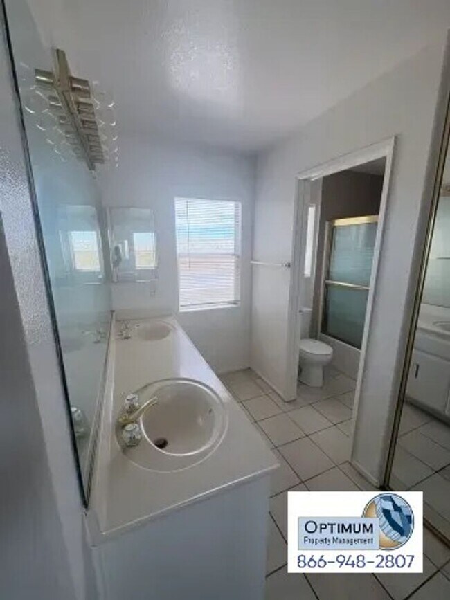 Building Photo - Spacious 4-Bedroom Home with Downstairs Bedroom & Brand-New Carpet