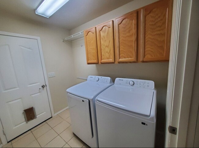 Building Photo - Beautiful large house in the South Hills!  $1,000 OFF YOUR FIRST MONTH'S RENT!