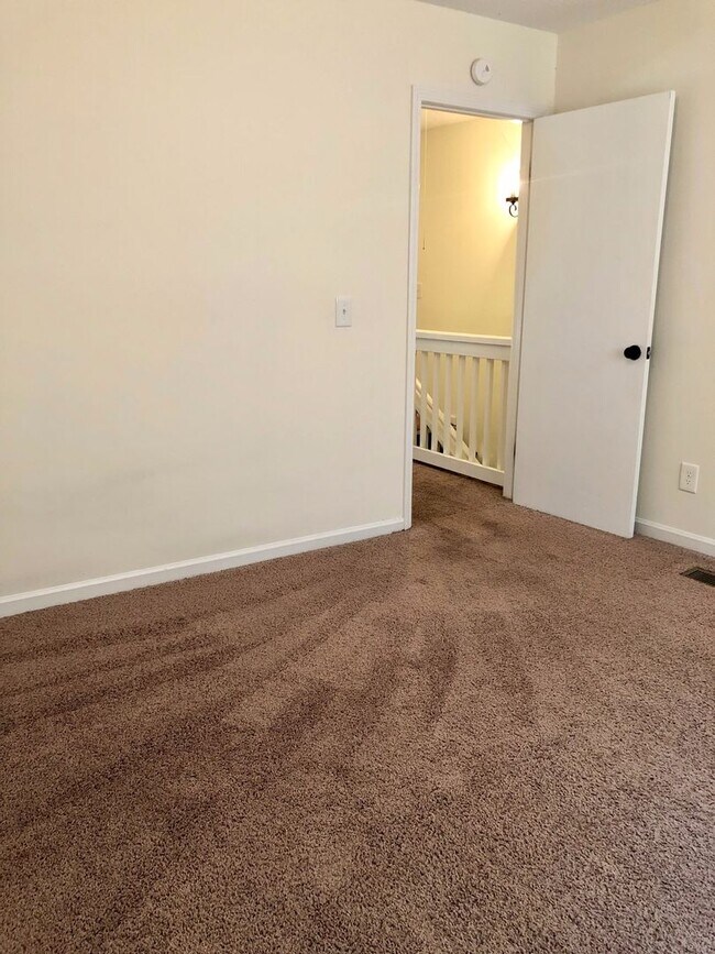 Building Photo - Newly Renovated Apartment at Village Green