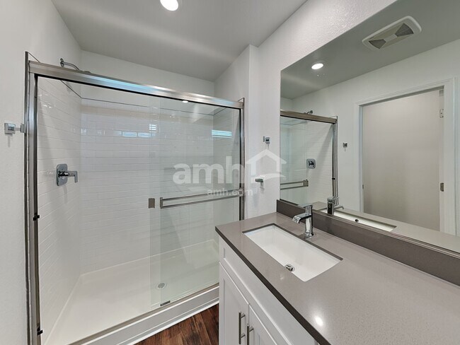 Building Photo - 872 Longwood Gdns St