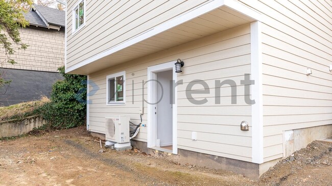 Building Photo - 307 E Thorn St