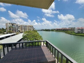 Building Photo - 7600 Sun Island Dr S