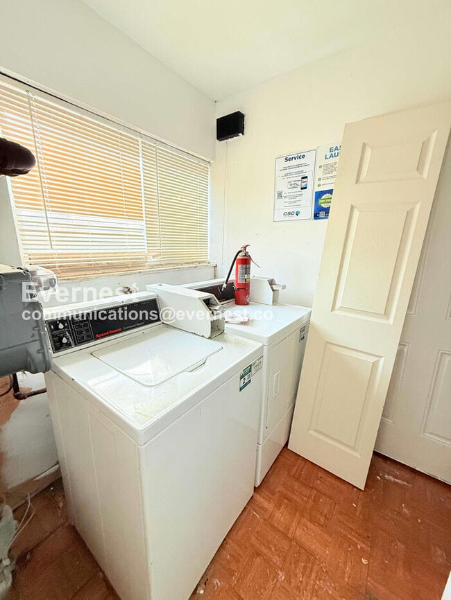 Building Photo - 15601 Schoolcraft Rd