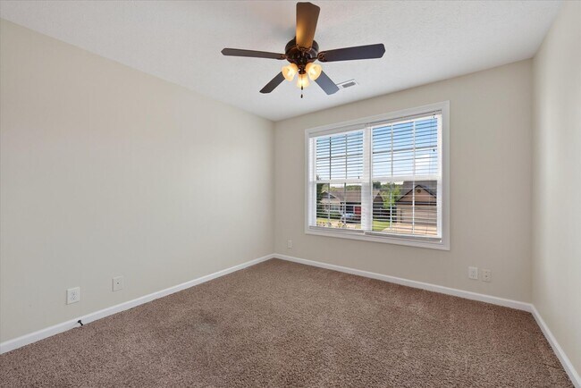 Building Photo - 566 Falkland Cir
