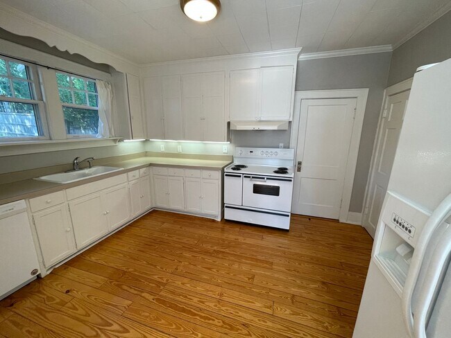 Building Photo - 2BR Cottage in Woodmont/West End