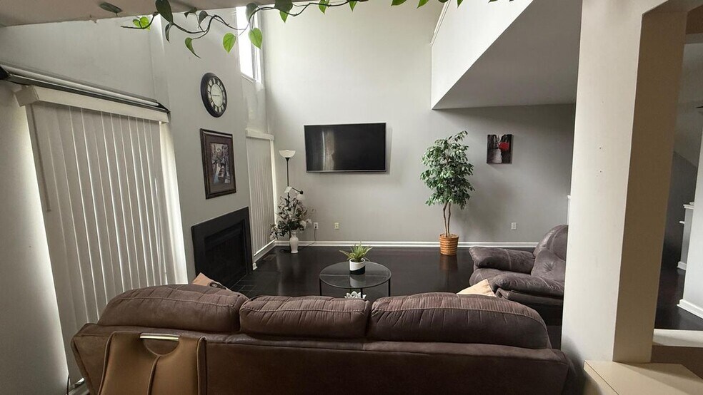 Building Photo - 735 Hamilton Ct