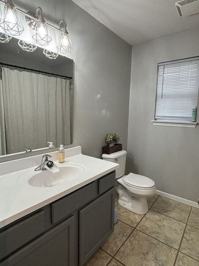 Building Photo - Gorgeous 3 Bedroom 2 Bathroom House!