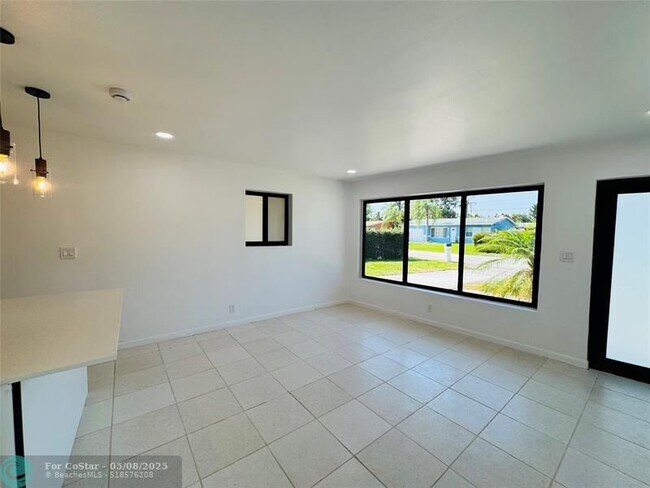 Building Photo - 1472 NE 30th Ct