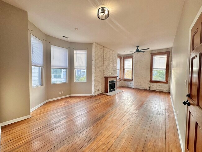 Building Photo - 851 N Ashland Ave