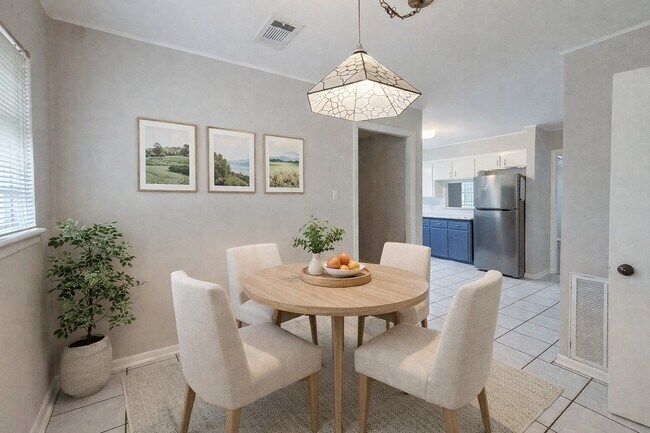 Building Photo - 8303 Edgemoor Dr