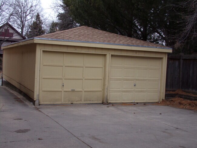 Building Photo - BCR - 2227 A Street - Nice 2 BR Apt