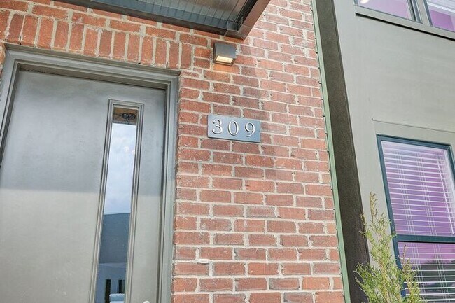 Building Photo - 1001 Lifford Ln