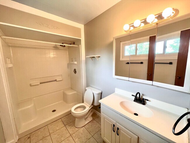Building Photo - 3 Bed 2 Bath- Hopewell Township Pa!