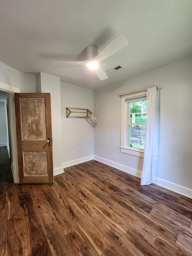 Building Photo - Fairview Bungalow