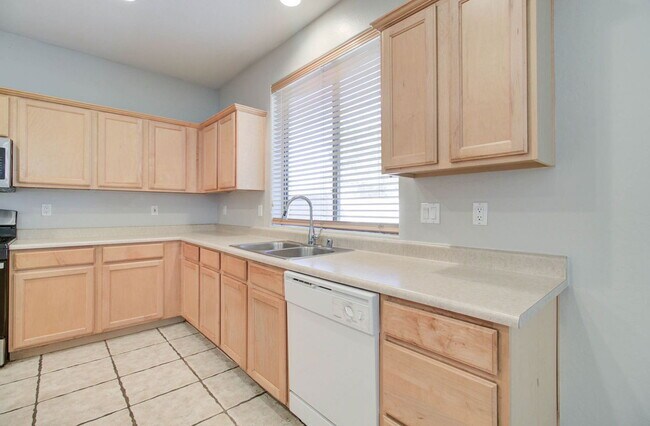 Building Photo - 2026 E County Down Dr