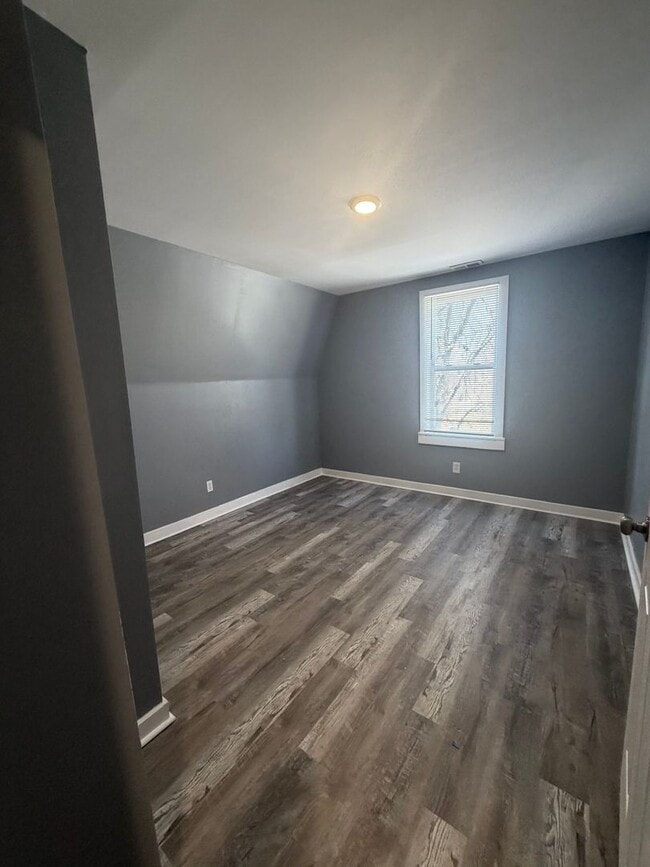 Building Photo - 3 Bedroom 1.5 bath bungalow near downtown