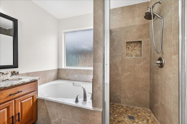 Building Photo - 3810 Los Arroyos Dr
