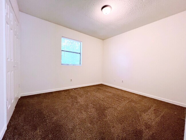 Building Photo - Three-Bedroom, Two Bathroom at Hill Street Duplex
