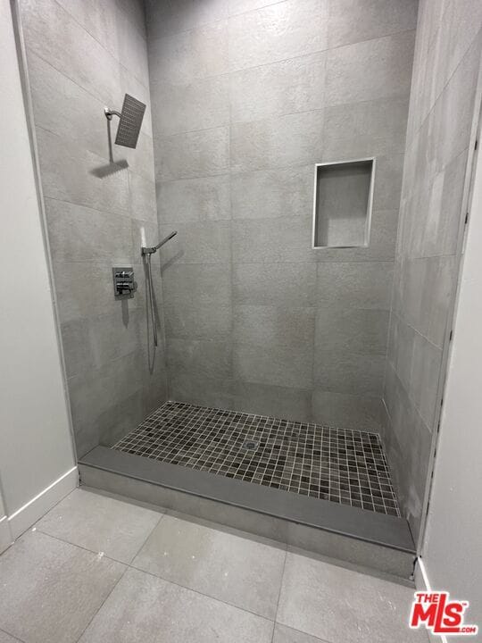 Building Photo - 6829 Bellaire Ave