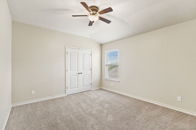 Building Photo - 5 Bedroom/3.5 Bath Saddle Creek Subdivision