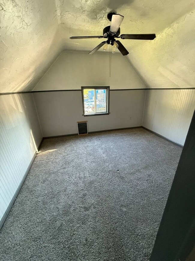 Building Photo - 3 bedroom 1 bathroom Olmstead Falls! EDEN/SECTION 8 welcomed