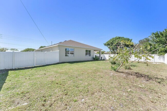 Building Photo - 357 SE Oakridge Dr