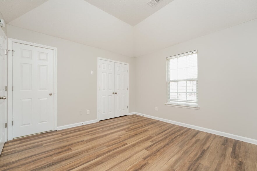 Building Photo - 4477 S River Cove