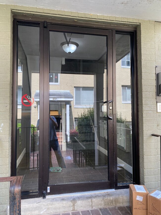 Building Photo - 2bd/1ba garden apartment; 706 sq.ft. $1400 plus util