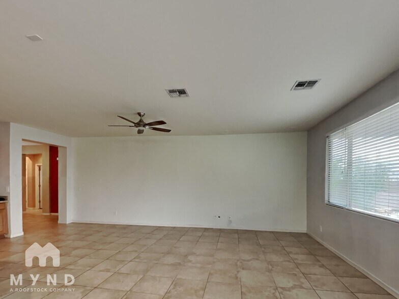 Building Photo - 2816 E Russell St