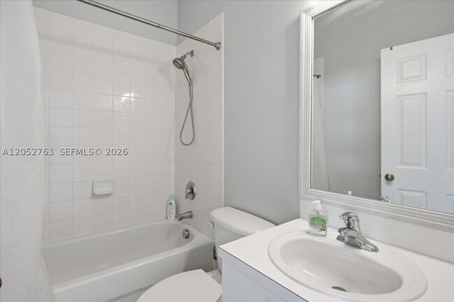Building Photo - 976 NE 42nd Ave