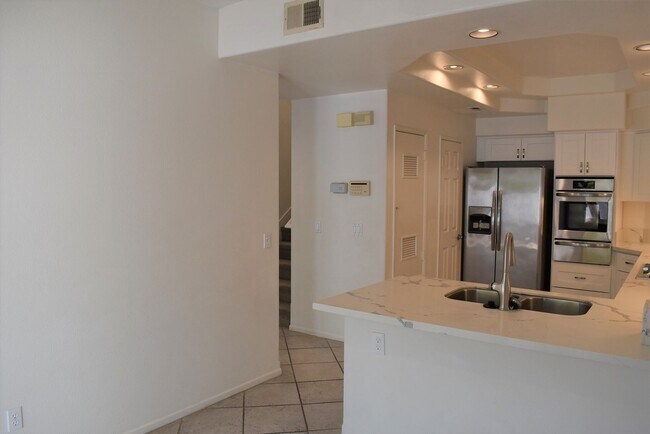 Building Photo - 3 Bedroom Townhome in La Jolla Village