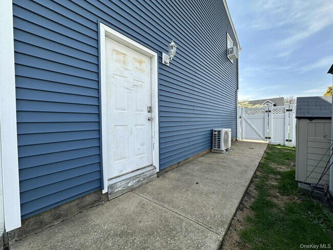 Building Photo - 287 Peters Ave