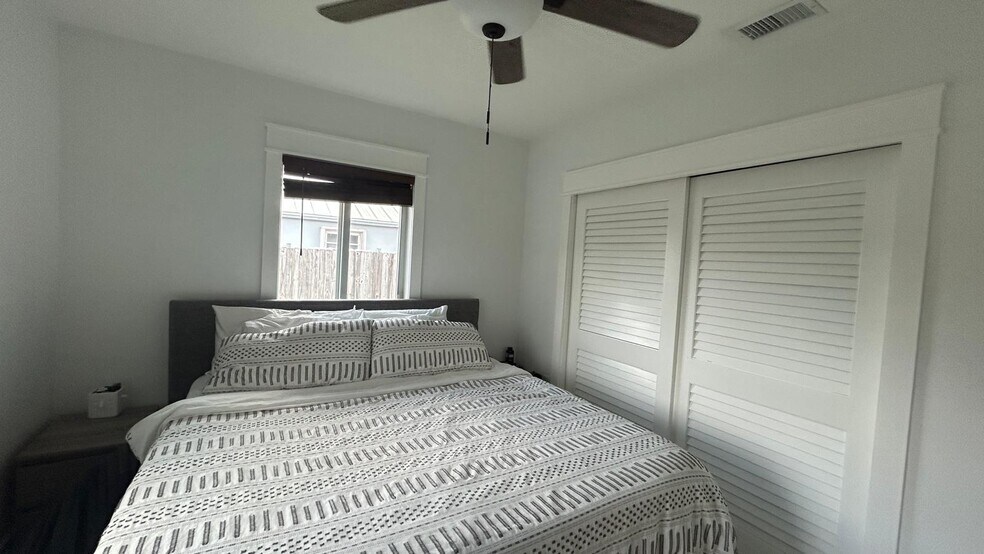 Building Photo - 6790 SW 18th St