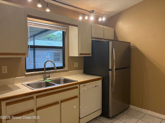 Building Photo - 834 Croton Rd