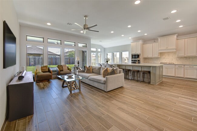 Building Photo - 1930 Creekwood Cv