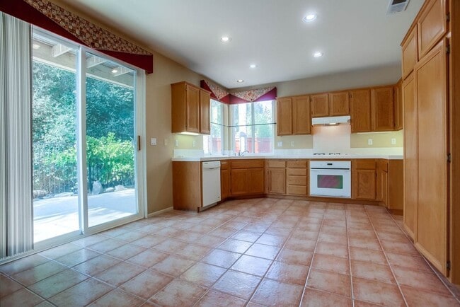 Building Photo - Available Now!! Spacious 4 Bedroom Plus a ...