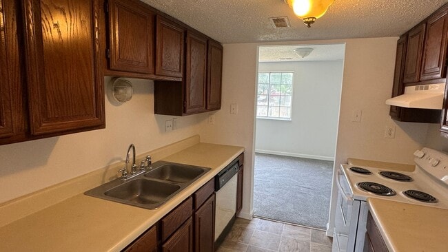 Building Photo - Good Value 3 BR / 1.5 Bath Glen Allen Townhome with Fenced Yard