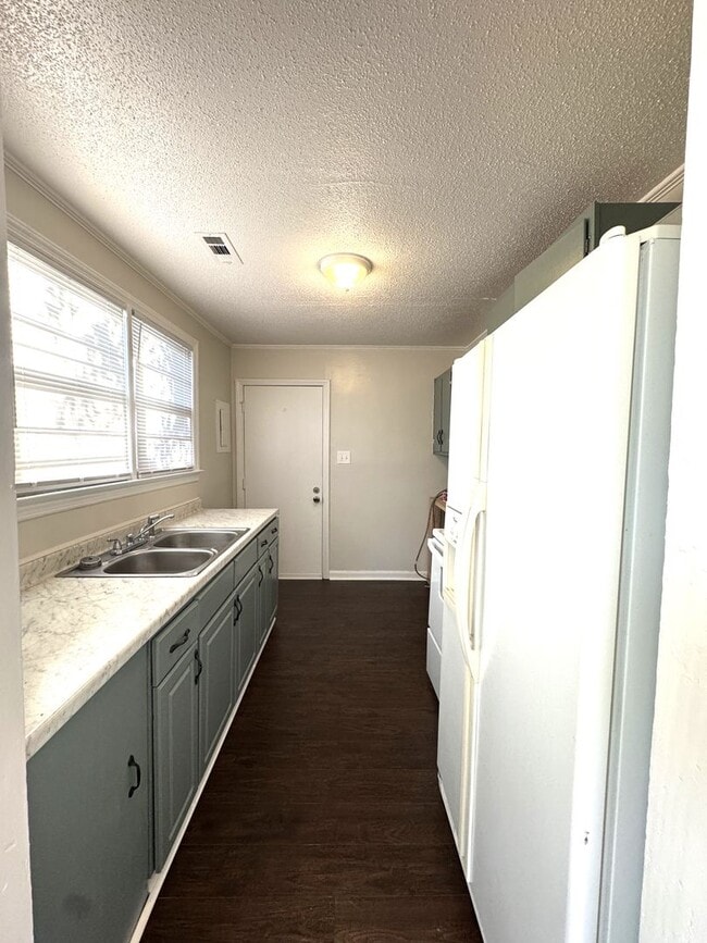 Building Photo - Adorable home !