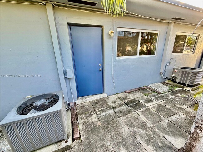 Building Photo - 1821 N 17th Ct
