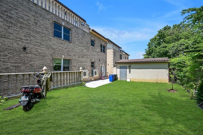 Building Photo - 14949 Hawtree St