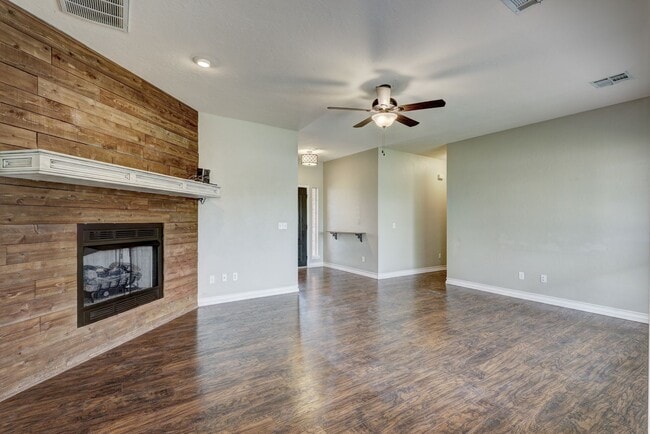 Building Photo - 1605 Silver Oak Dr